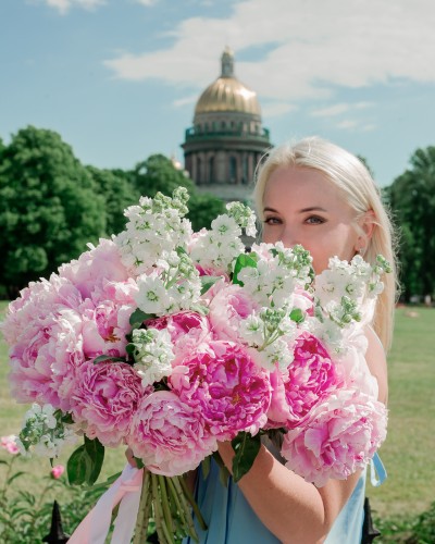 Букет из 25 розовых пионов и маттиолой купить с доставкой в Санкт-Петербурге